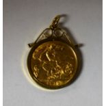 A half sovereign, 1910, in 9ct mount, 5.