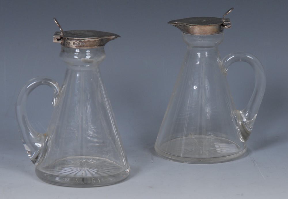 An Edwardian silver mounted clear glass conical whisky noggin,