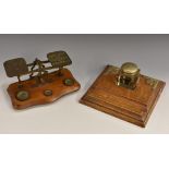 An Edwardian E.P.N.S mounted oak inkstand, square clear glass well, pen recess, 17.5cm wide, c.