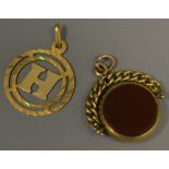 An 18ct gold pendant 'H', 2.
