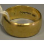 A 9ct gold wedding band,