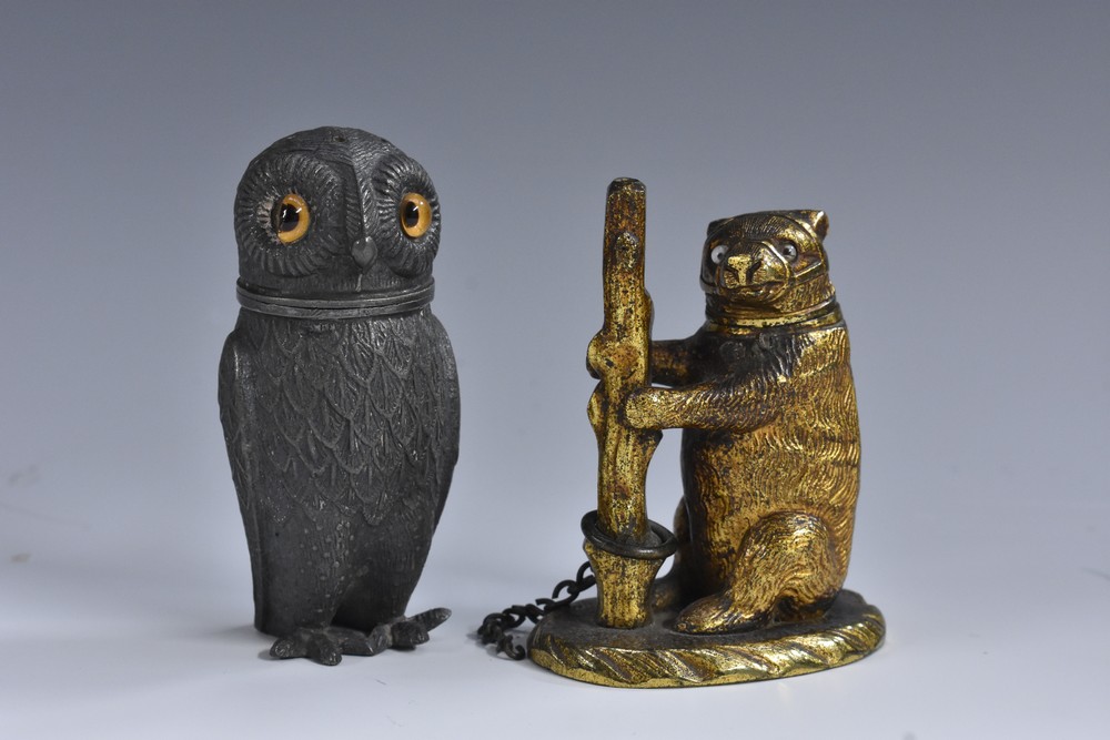 A 19th century gilt metal novelty so-to-bed vesta, cast as a bear and staff, hinged cover, 7.