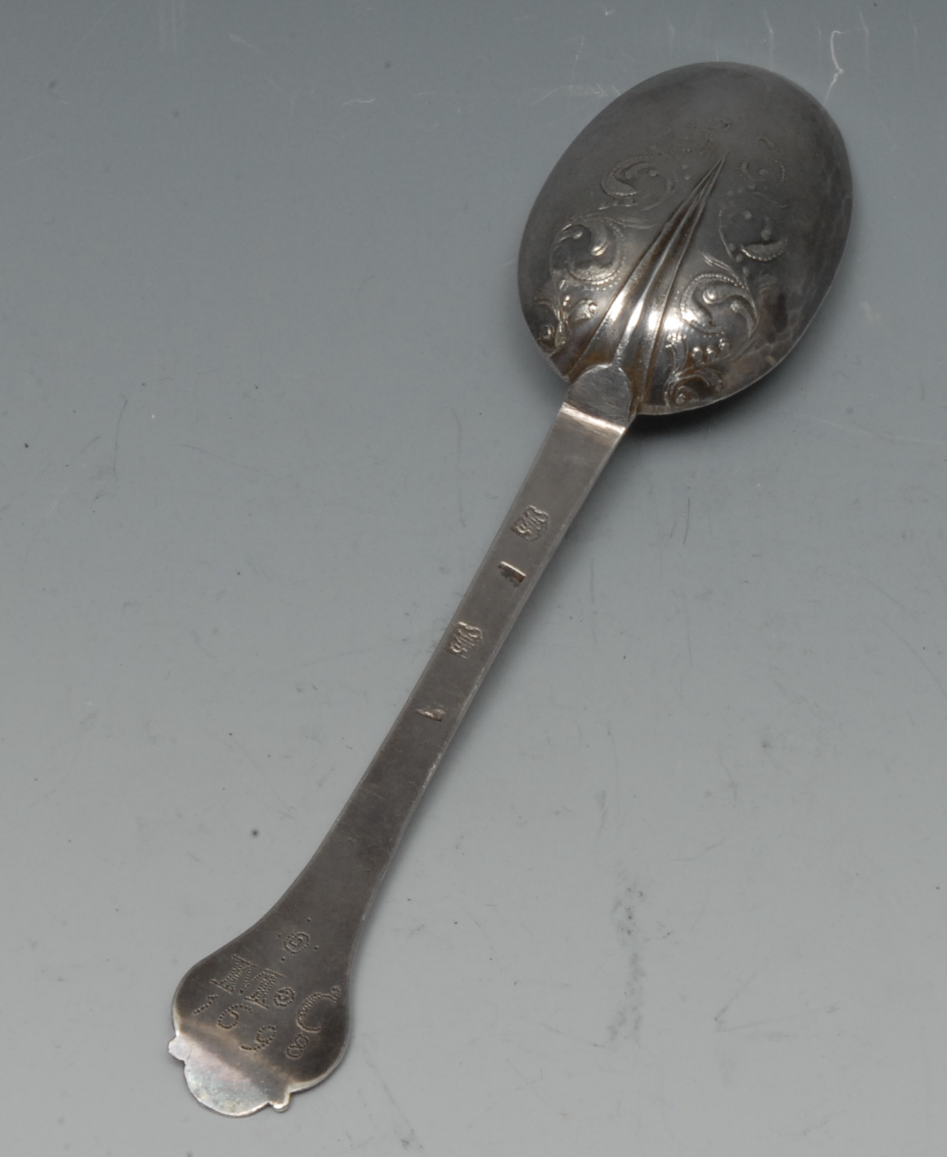 A silver lace back trefid spoon, rat tail bowl, 20.