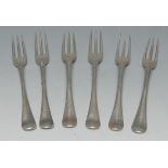 A set of six George II silver Hanoverian pattern three-prong forks, 18cm long,