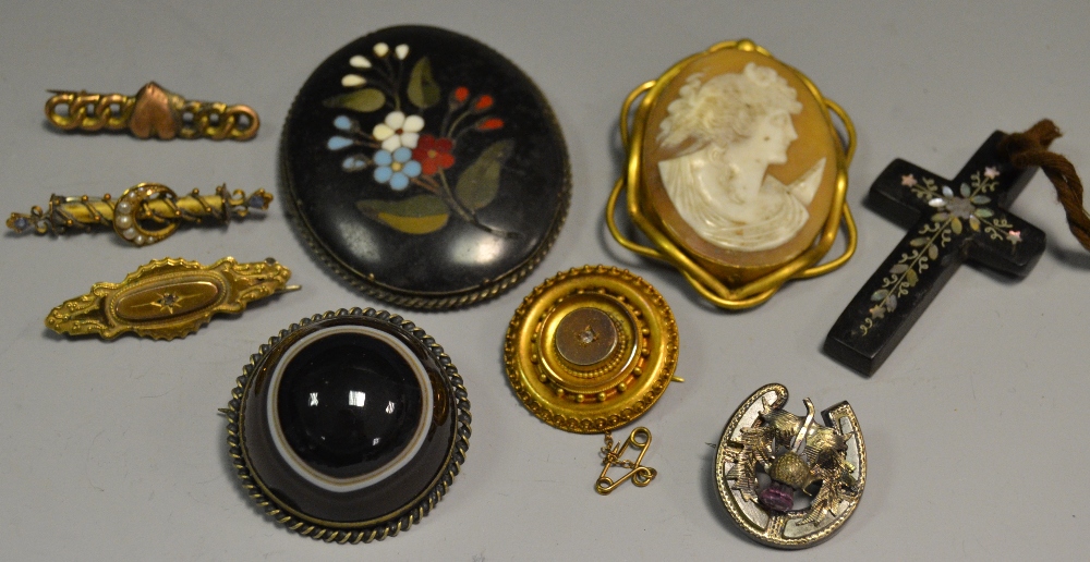 Jewellery - a silver horseshoe brooch; a 9ct gold stick pin; others; a tiger eye brooch;