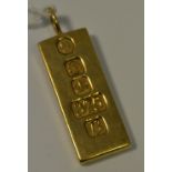 A 9ct gold bar pendant, 31.