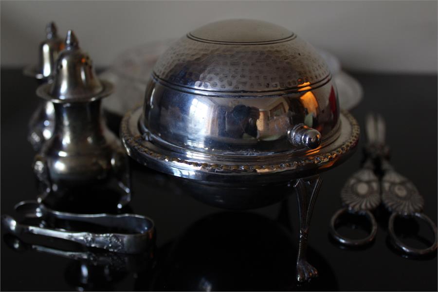 Silver plated items to include a hammered butter dish of sphere form with hinged lid and glass - Image 2 of 4