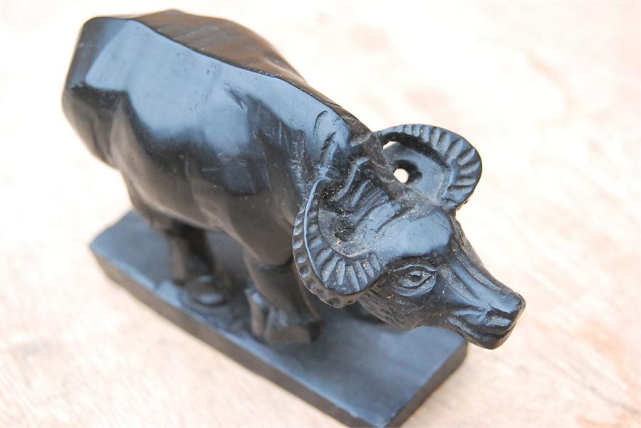 Two carved black stone animals - a buffalo, a pair of birds - Image 3 of 10