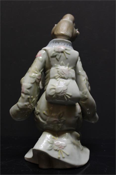 An unmarked oriental style porcelain figurine. - Image 4 of 6