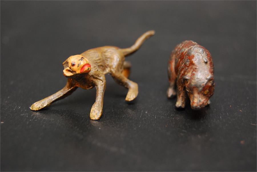 Two cold painted bronze figures, a bear (21g) and a monkey (13g)