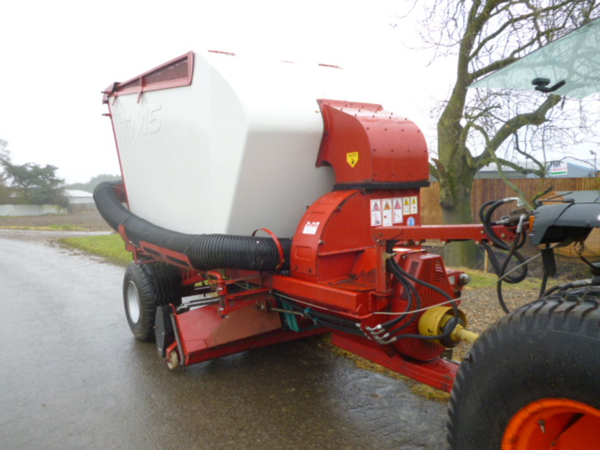 TURFMATCH TM5 VACUUM SWEEPER - YEAR 2008 TRACTOR TRAILED SWEEPER VACUUM. - Image 2 of 4