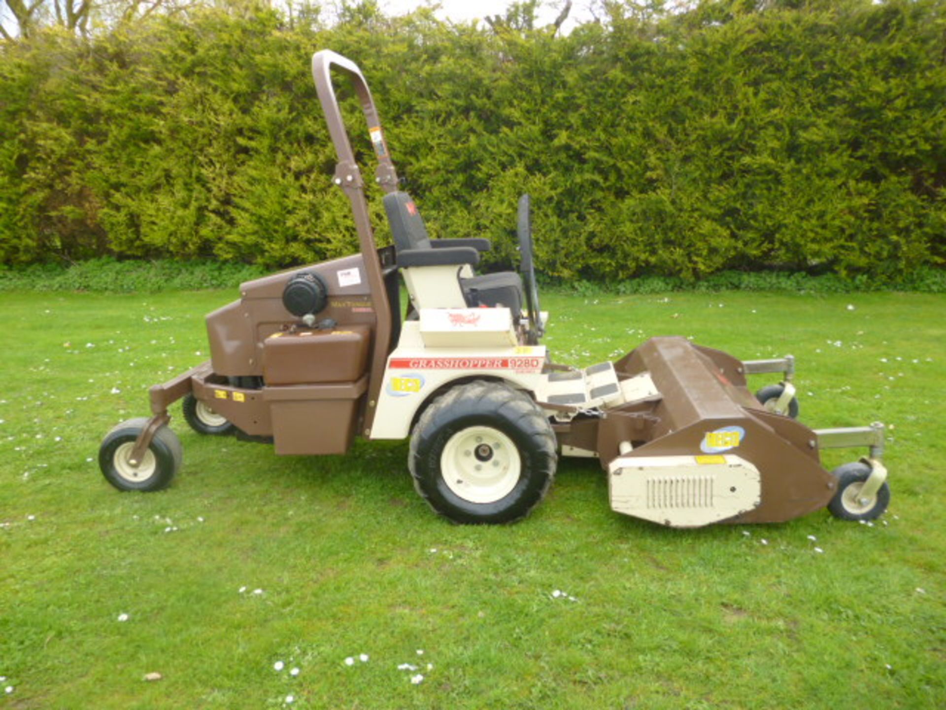 GRASSHOPPER 928D2 ZERO TURN OUTFRONT DIESEL MOWER, YEAR 2007, HOURS 61, 28HP KUBOTA DIESEL ENGINE, - Image 3 of 4