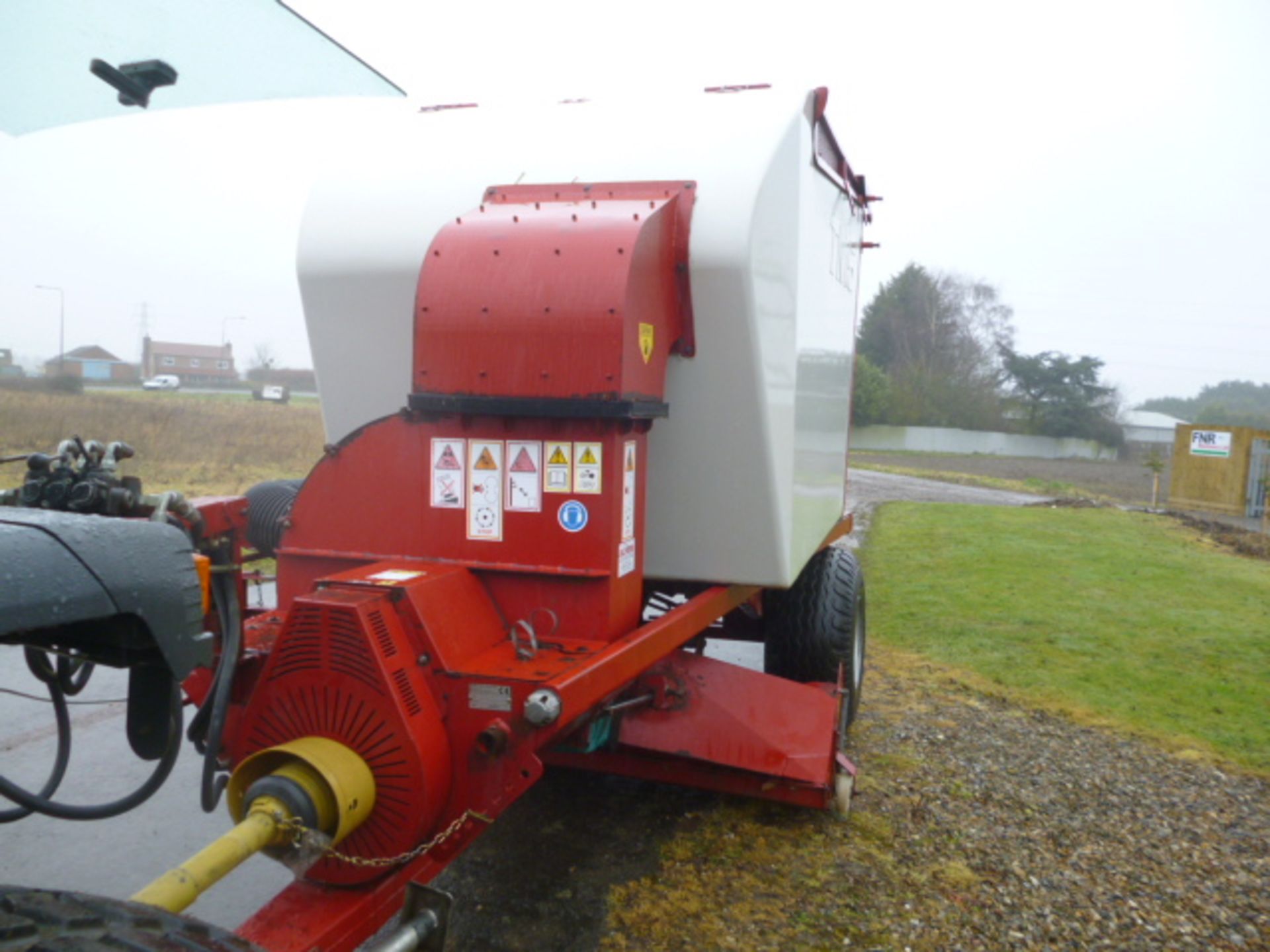 TURFMATCH TM5 VACUUM SWEEPER - YEAR 2008 TRACTOR TRAILED SWEEPER VACUUM. - Image 3 of 4