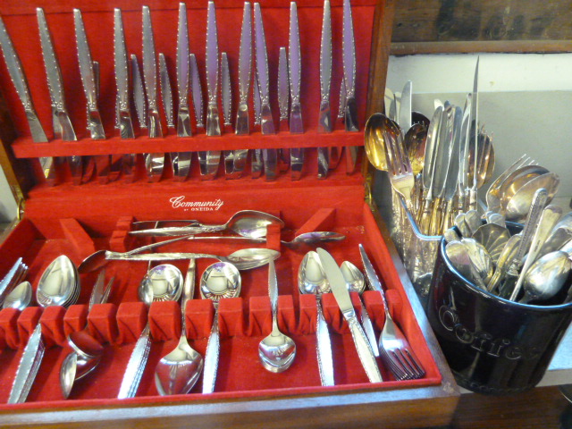 ONEDIA CUTLERY BOX AND CONTENTS AND OTHER CUTLERY