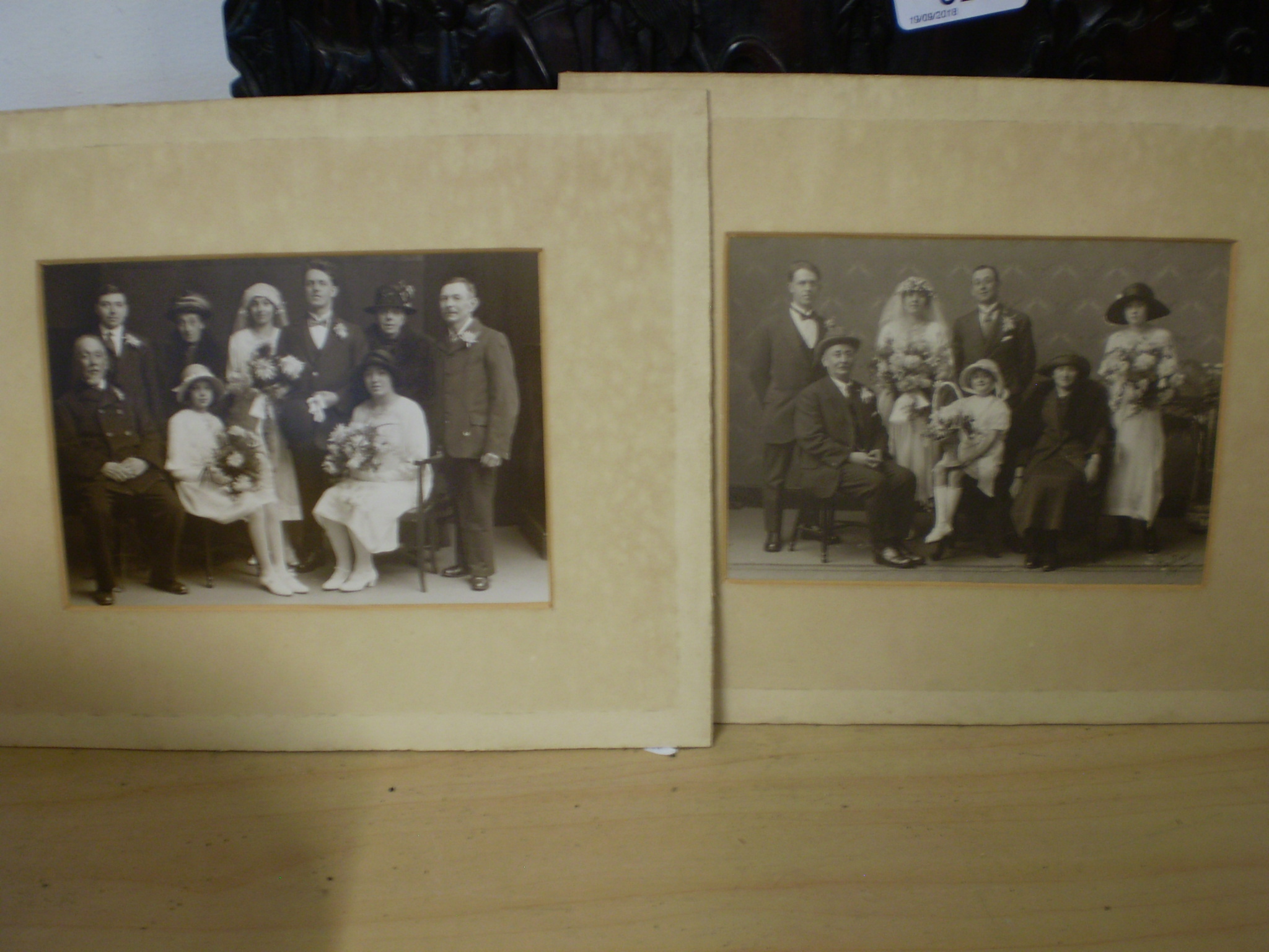 2 VINTAGE FAMILY PORTRAITS (25 X 20 CM)