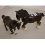 ROYAL DOULTON HORSE (22 CM IN LENGTH) WITH LARGER UN-NAMED SHIRE HORSE