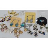 Quantity costume jewellery earrings and pendants