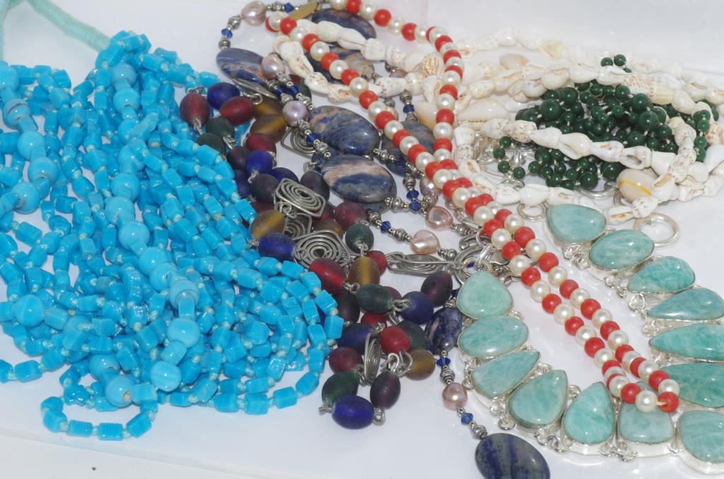 Quantity costume jewellery necklaces - Image 2 of 2