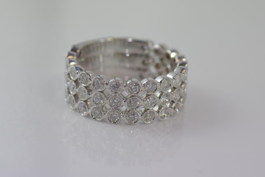 18ct white gold and diamond ring