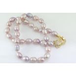 Pink-mauve pearl necklace with leopard clasp