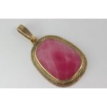 9ct yellow gold and rose quartz pendant