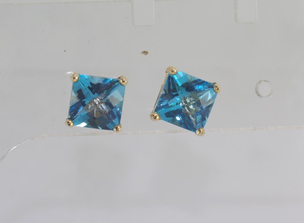 14 ct yellow gold blue topaz studs