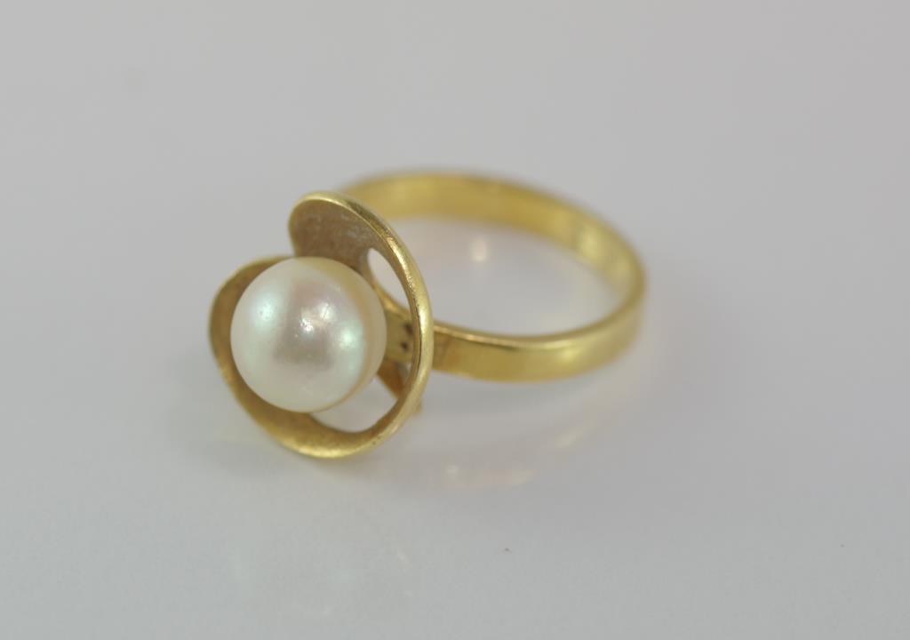 Vintage 18ct yellow gold and pearl ring - Image 2 of 2