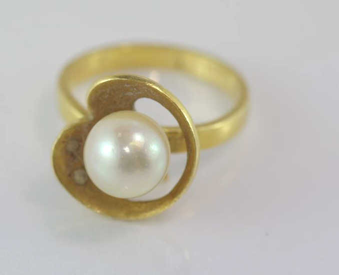 Vintage 18ct yellow gold and pearl ring