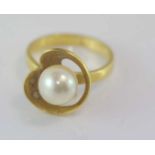 Vintage 18ct yellow gold and pearl ring