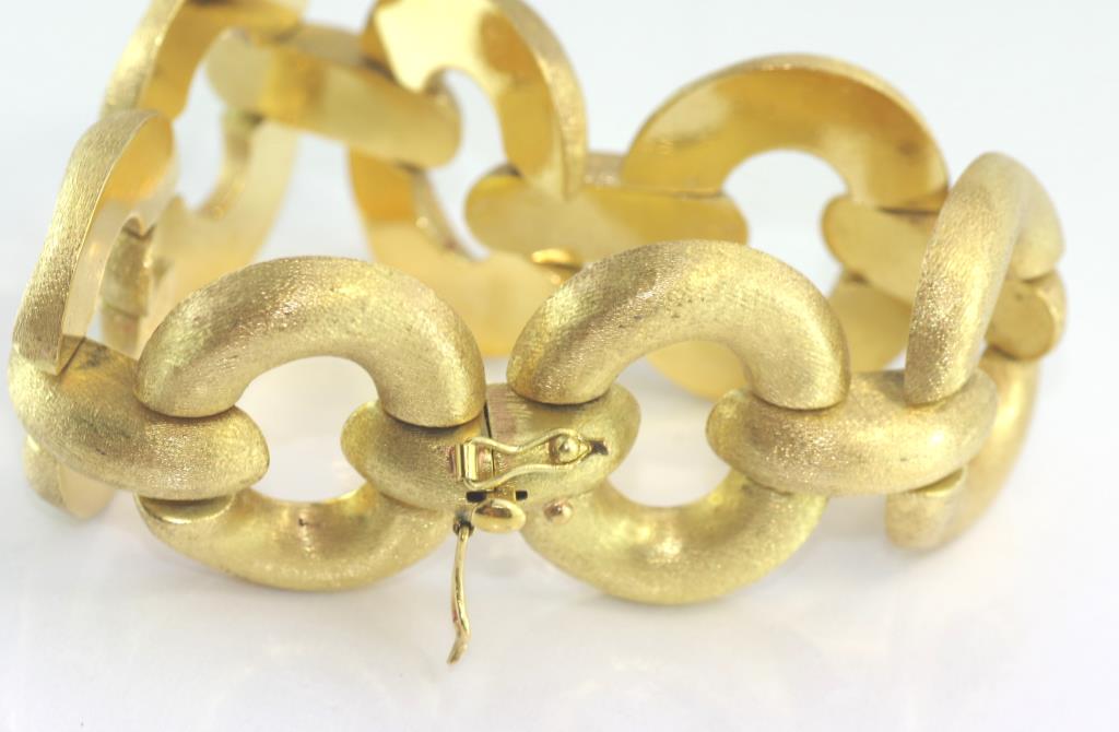 Italian 18K brushed gold bracelet - Image 2 of 2