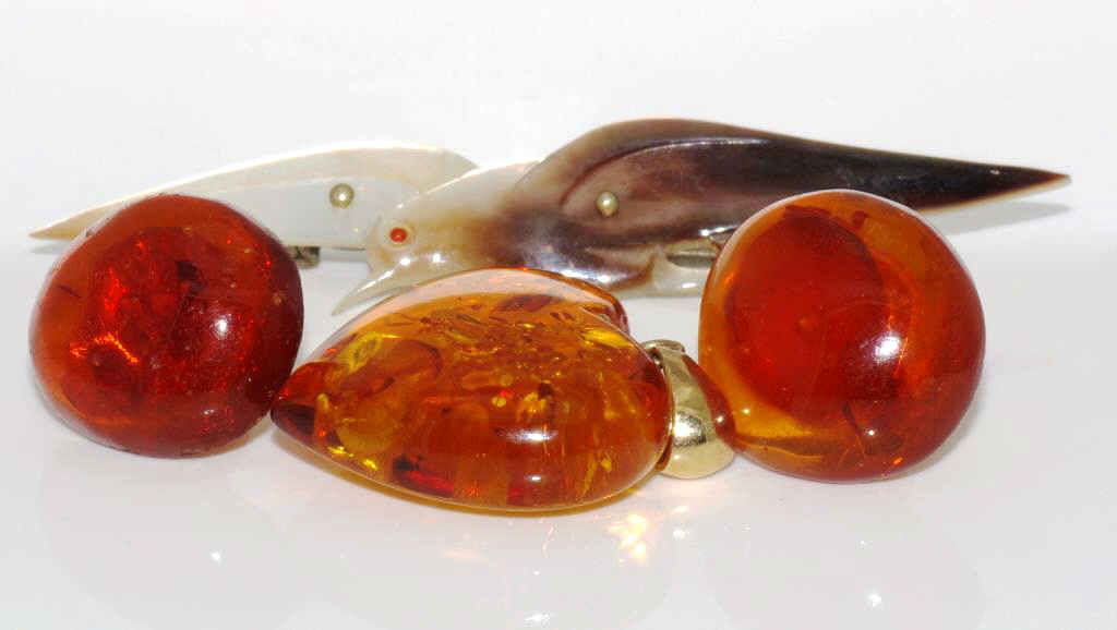 Pair of round vintage amber earrings - Image 2 of 2