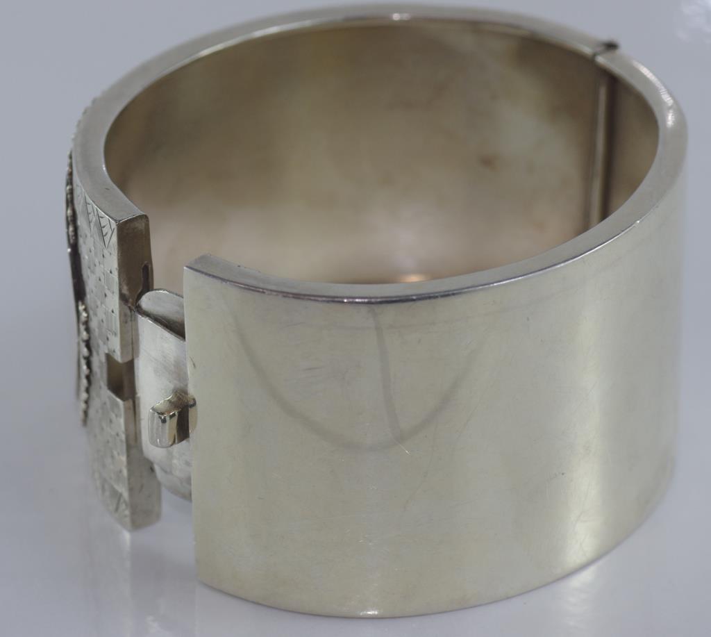 Large Victorian silver hinged bracelet - Image 2 of 2