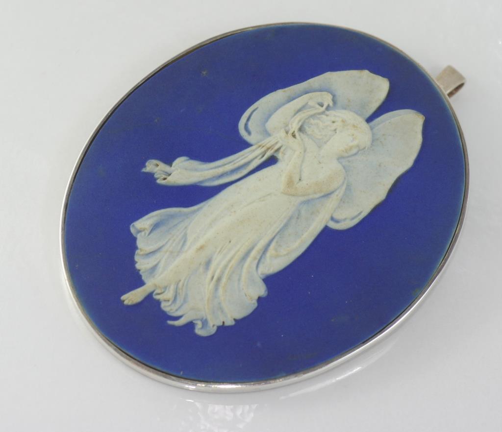 Large Wedgwood pendant / brooch set in silver
