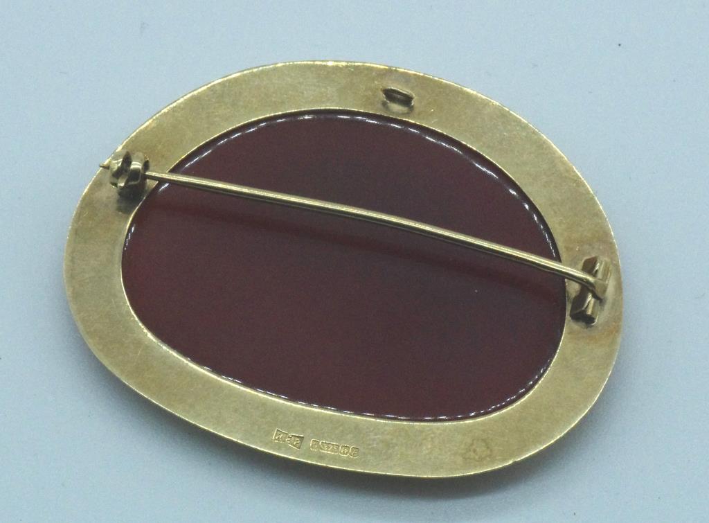 Large 9ct yellow gold and carnelian brooch - Image 2 of 2