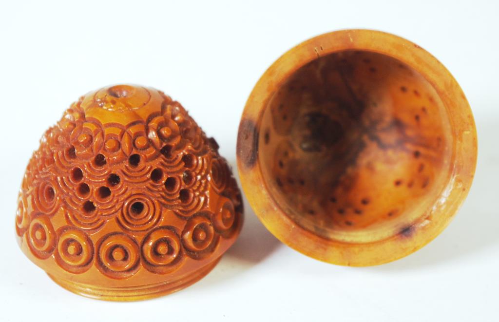 Victorian carved Coquilla nut egg thimble case - Image 2 of 2