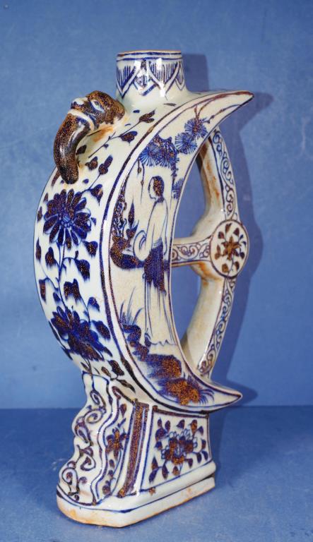 Large oriental blue & white crescent vase - Image 3 of 4