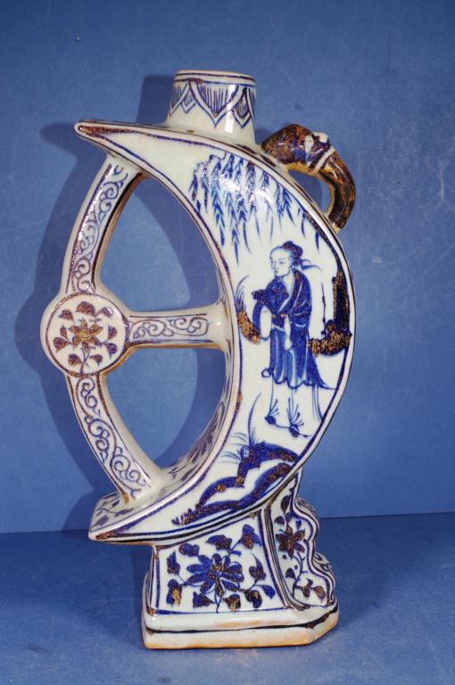 Large oriental blue & white crescent vase - Image 4 of 4