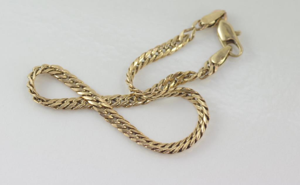 A 9ct yellow gold bracelet