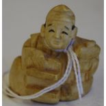 Antique Japanese ivory netsuke - Man with mallet