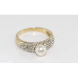9ct yellow gold & pearl ring.
