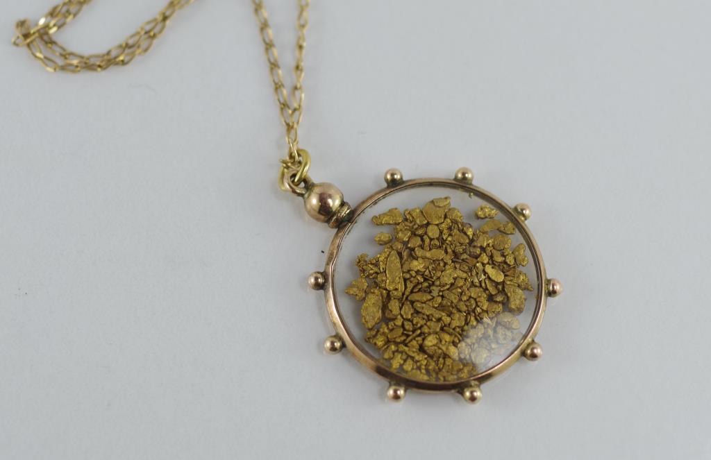 A vintage gold open locket pendant