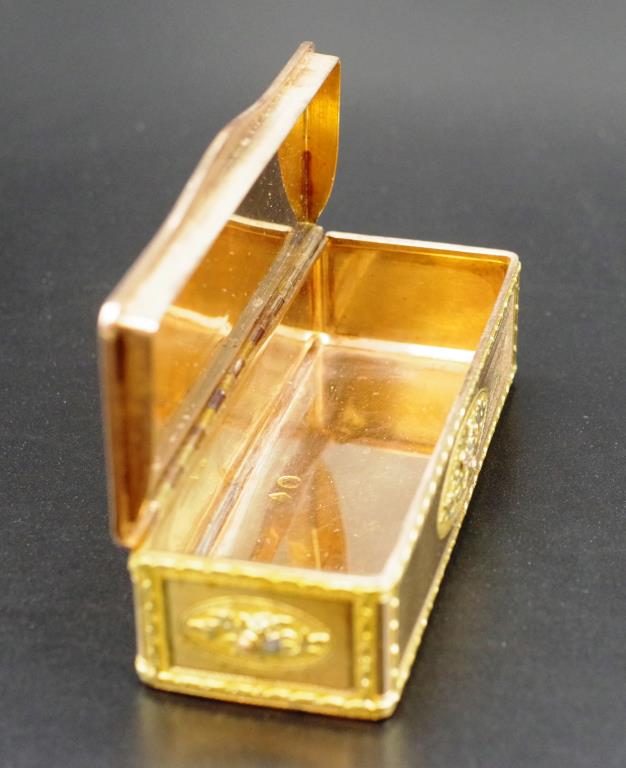 French 18th century three colour gold pill box. - Image 4 of 5
