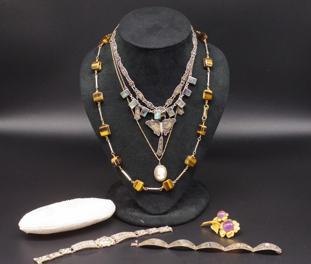A collection of ladies vintage jewellery