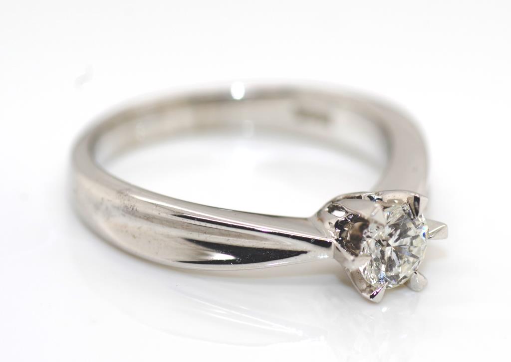 18ct white gold solitaire diamond ring - Image 2 of 2