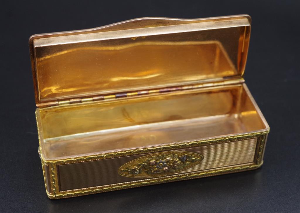 French 18th century three colour gold pill box. - Image 2 of 5