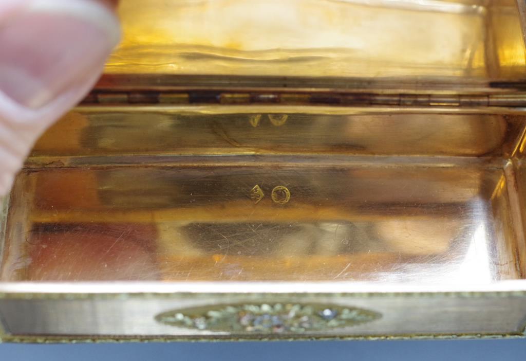 French 18th century three colour gold pill box. - Image 3 of 5