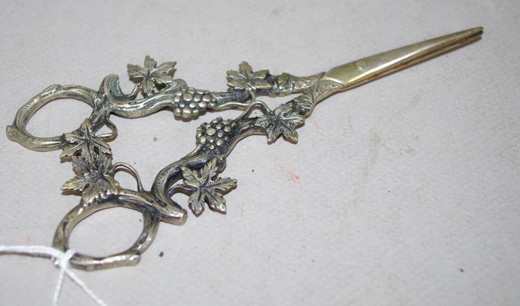 Pair vintage silver plate grape scissors - Image 3 of 3