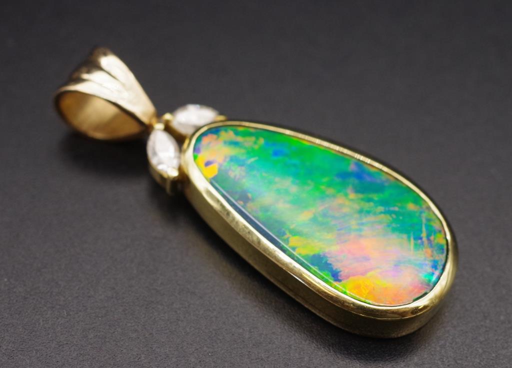 Good 18ct yellow gold fine boulder opal pendant