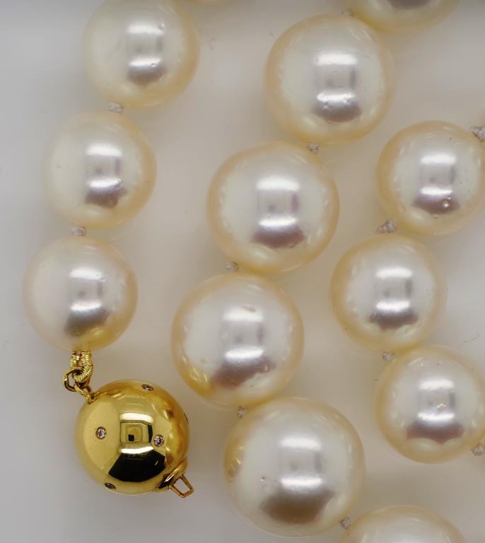 Good large round Broome pearl necklace - Image 4 of 5