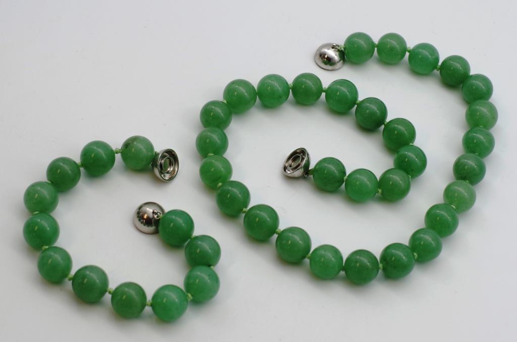 Jade bead necklace and bracelet - Image 2 of 2